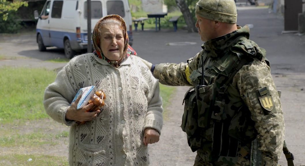 Волонтеры Днепра передали комплекты формы для военных и эвакуируют людей из горячих точек (Фото) - рис. 6