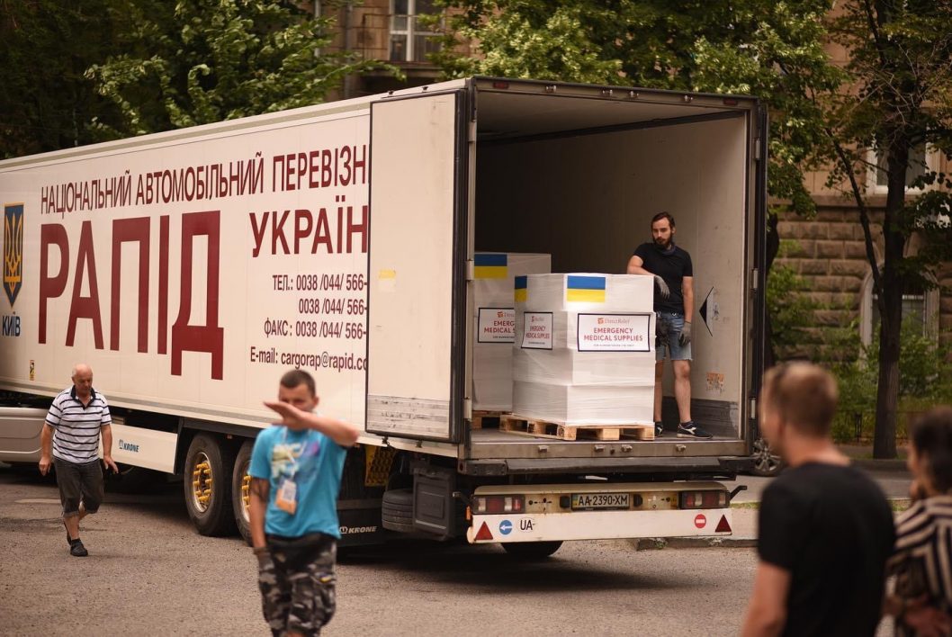Волонтеры Днепра отправили бойцам ВСУ бронежилеты, продукты и медикаменты (Фото) - рис. 9