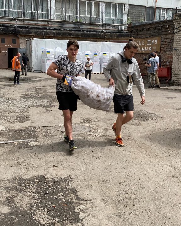 Волонтеры Днепра отправили бойцам ВСУ бронежилеты, продукты и медикаменты (Фото) - рис. 4