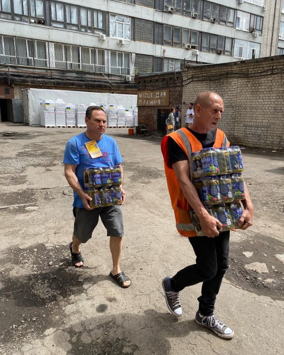 Волонтеры Днепра отправили бойцам ВСУ бронежилеты, продукты и медикаменты (Фото) - рис. 5