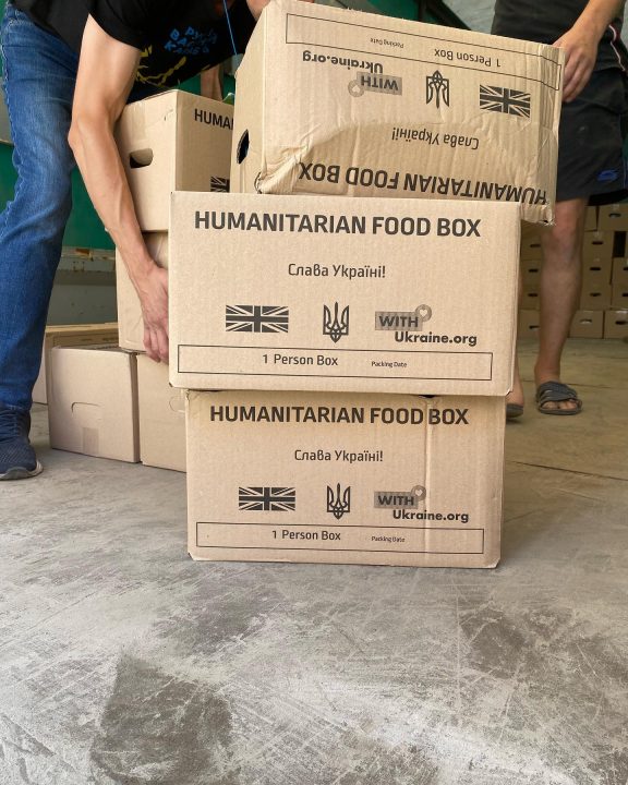 Волонтеры Днепра передали на фронт два пикапа и гуманитарную помощь (Фото) - рис. 5