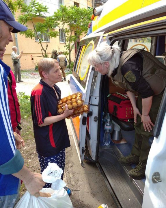 Волонтеры Днепра доставили гуманитарную помощь в горячую точку Донбасса (Видео) - рис. 3