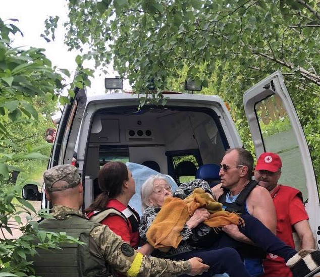 Волонтеры Днепра доставили гуманитарную помощь в горячую точку Донбасса (Видео) - рис. 8