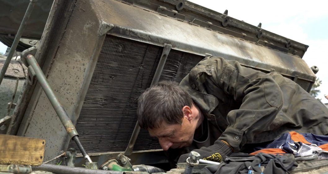 Волонтеры из Днепра ремонтируют бронетехнику и помогают эвакуировать людей и животных с востока (Фото) - рис. 4