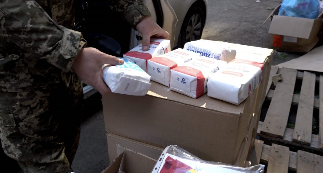 Волонтеры из Днепра ремонтируют бронетехнику и помогают эвакуировать людей и животных с востока (Фото) - рис. 5