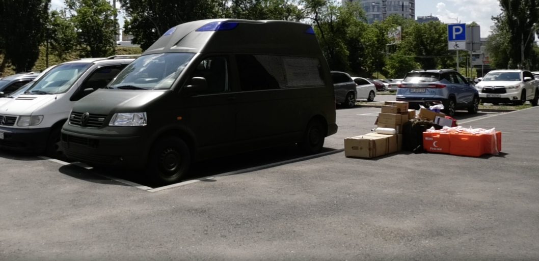 В Днепре волонтеры передали ВСУ автомобиль скорой помощи с рентген-аппаратом - рис. 1