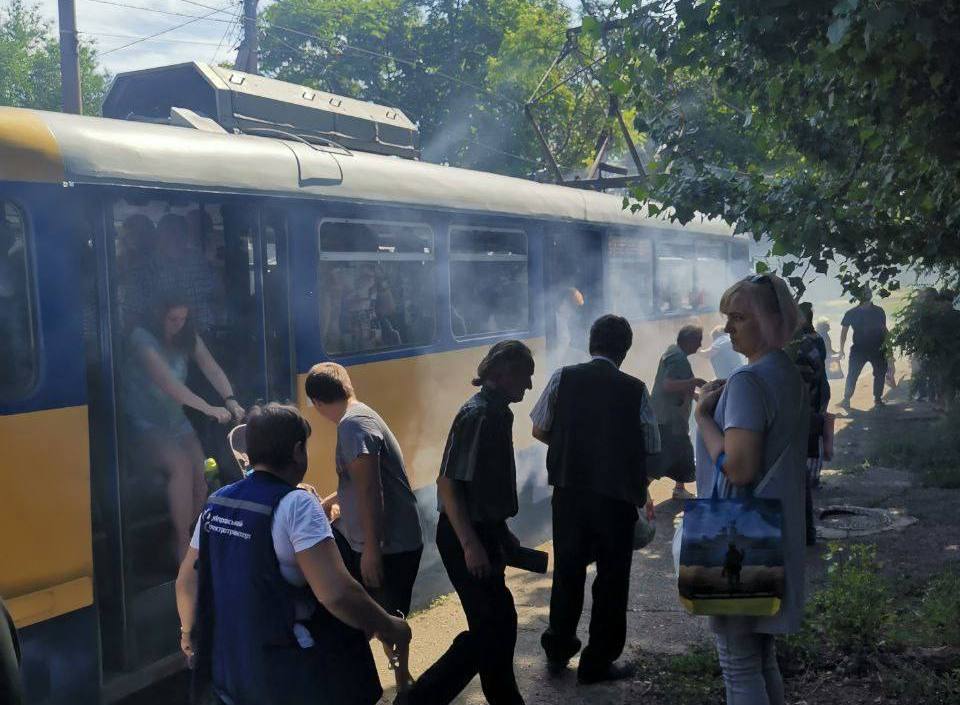 В Днепре во время движения загорелся трамвай №15 - рис. 1