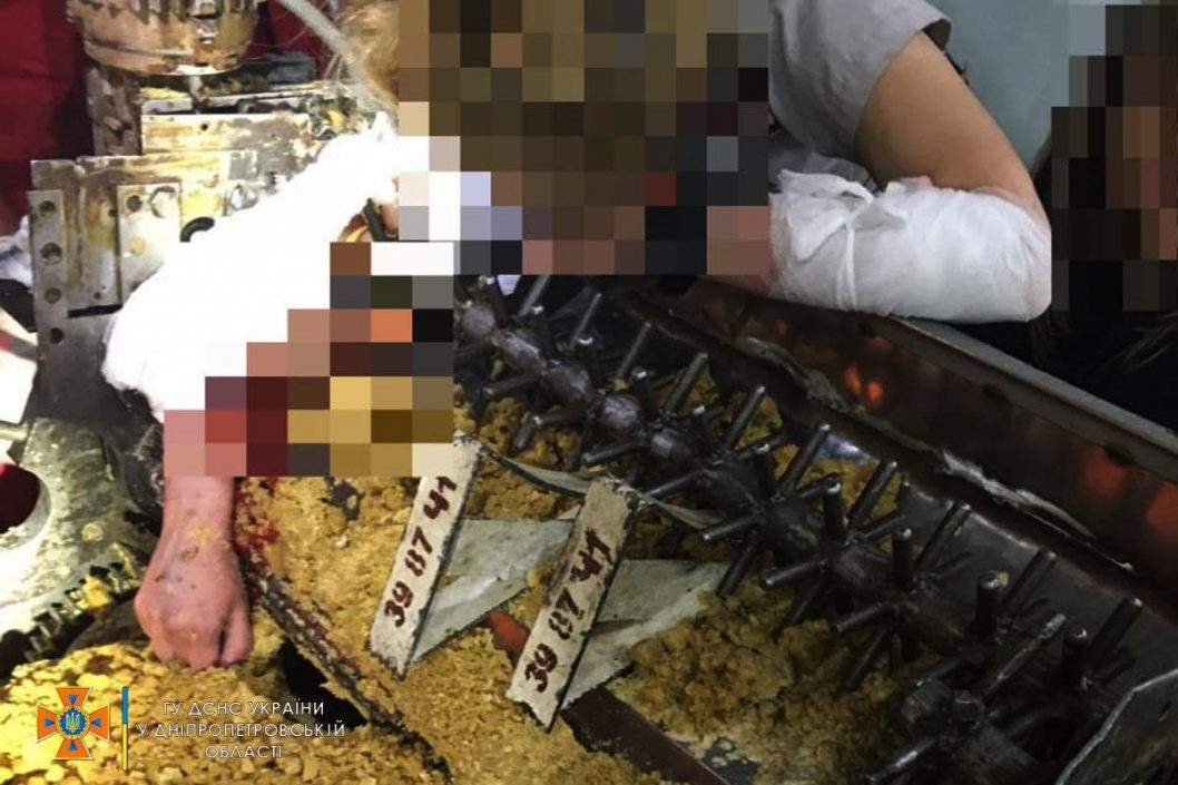 В Днепре женщина рукой застряла в производственном станке - рис. 3
