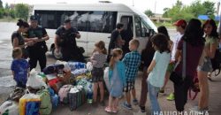 Помогли полицейские: в Днепр из Славянска эвакуировали маму с 10 детьми - рис. 5