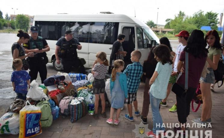 Помогли полицейские: в Днепр из Славянска эвакуировали маму с 10 детьми - рис. 1