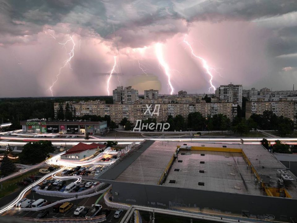 Ночная гроза в Днепре: яркие молнии попали в объективы камер (Фото/Видео) - рис. 4