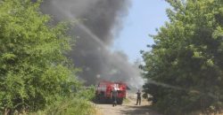 В Днепре на территории гаражного кооператива случился пожар: дым окутал жилой массив - рис. 1
