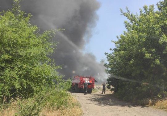 В Днепре на территории гаражного кооператива случился пожар: дым окутал жилой массив - рис. 1