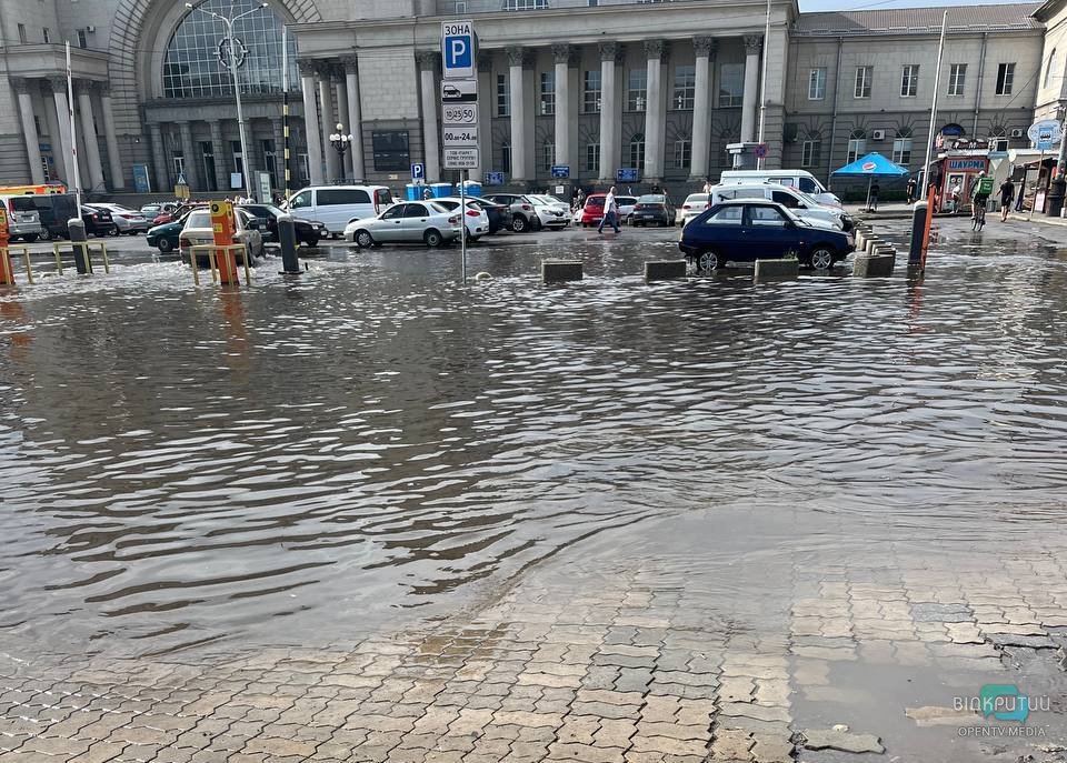 Потоп на вокзале и побитые градом огороды: последствия непогоды в Днепре - рис. 4