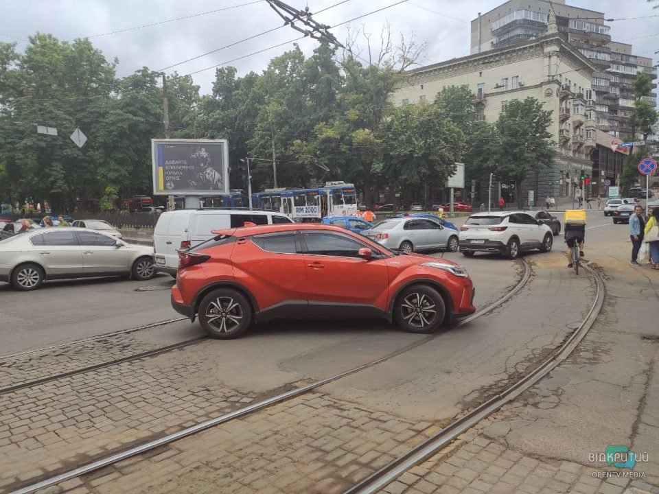 В центре Днепра на трамвайных путях столкнулись легковушки: движение затруднено - рис. 2