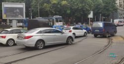 У центрі Дніпра на трамвайних коліях зіткнулися автівки: ускладнений рух транспорту - рис. 18