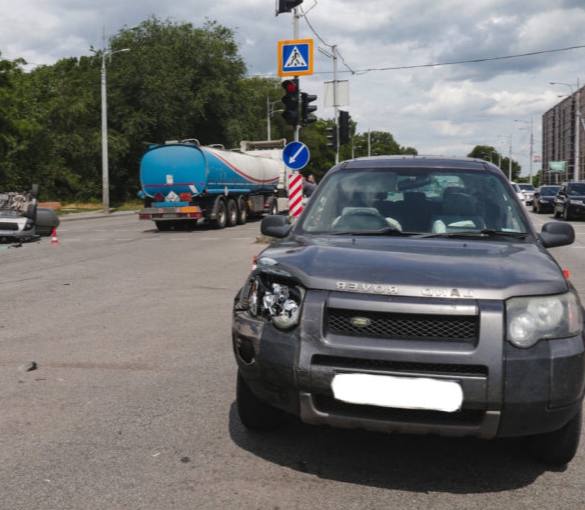 Їхав на заборонний сигнал світлофора: у Дніпрі Renault зіткнувся з Land Rover - рис. 2