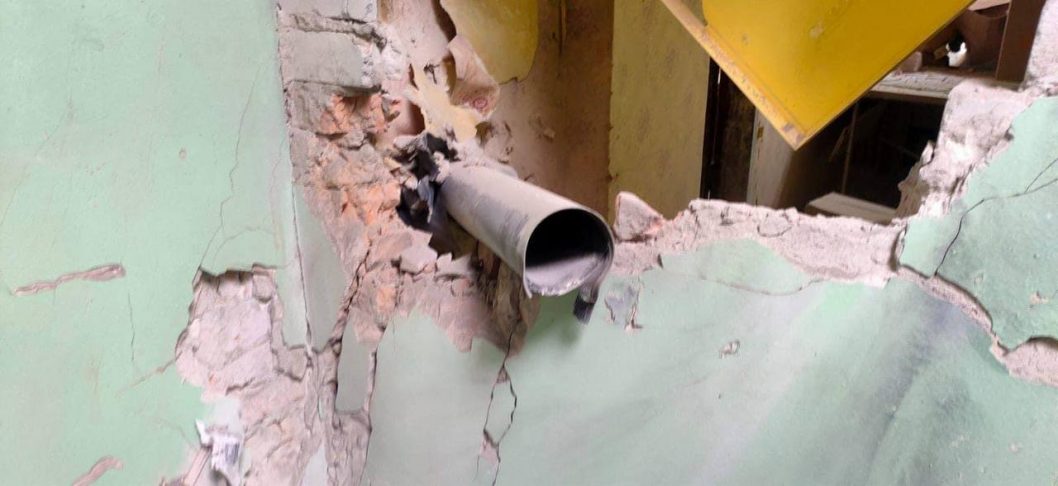 Выбиты окна и разрушена крыша: последствия обстрела оккупантами Зеленодольской громады - рис. 3