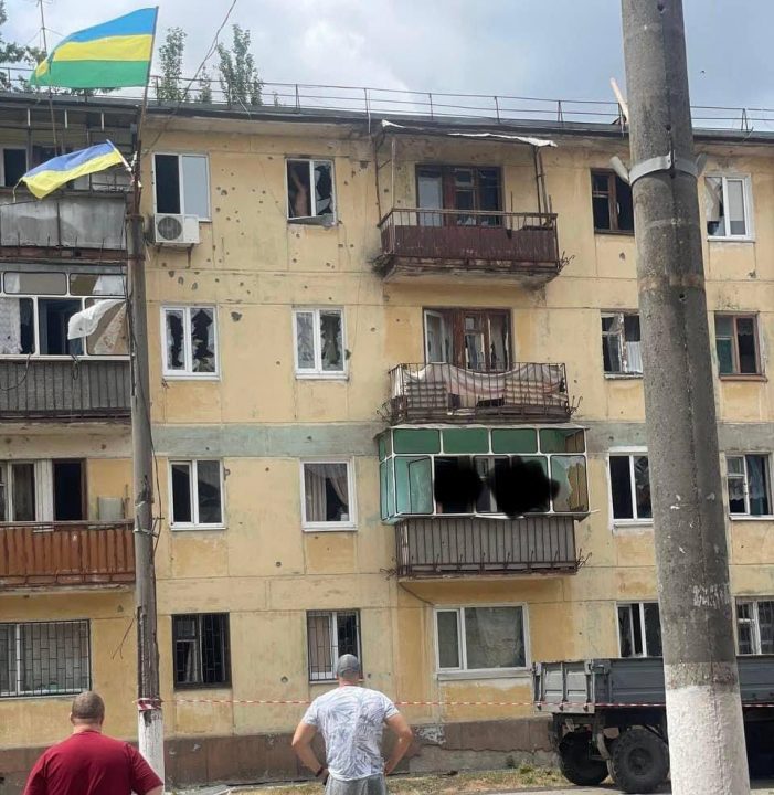 Выбиты окна и разрушена крыша: последствия обстрела оккупантами Зеленодольской громады - рис. 2