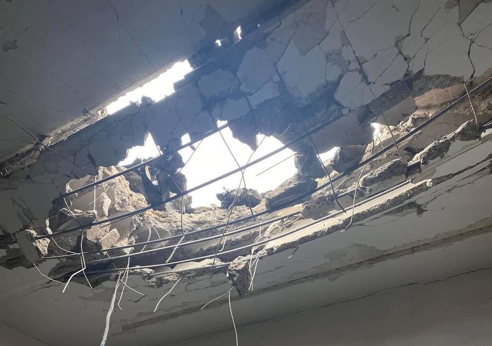 Выбиты окна и разрушена крыша: последствия обстрела оккупантами Зеленодольской громады - рис. 1