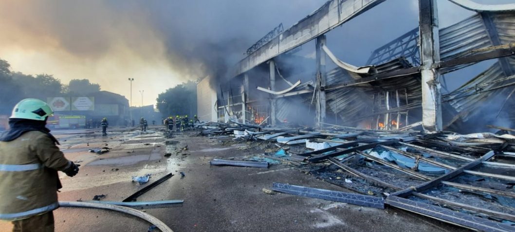Більше 20 поранених та 2 загиблих: подробиці ракетного удару окупантів по ТРЦ в Кременчуці - рис. 3