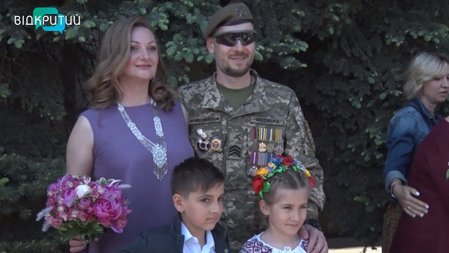 Неожиданная свадьба: в Днепре поженились девушка-волонтер и военный - рис. 1