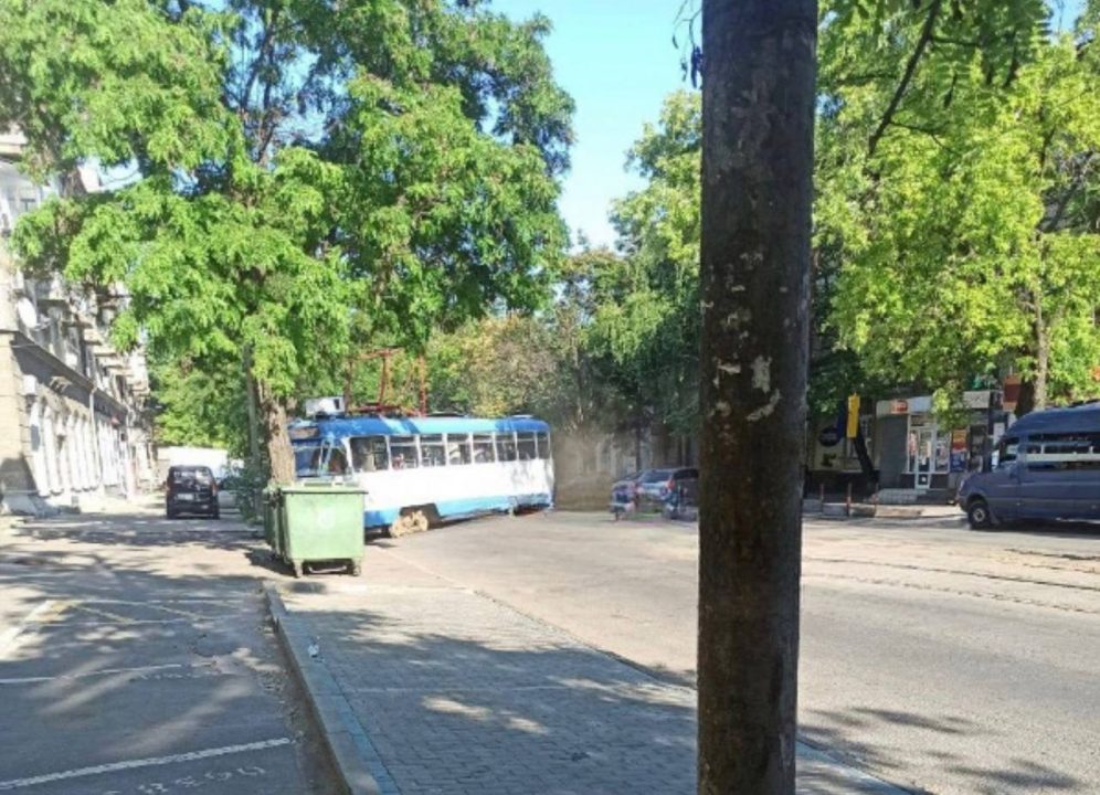 В Днепре на улице Вокзальной трамвай сошел с рельсов (Фото) - рис. 1
