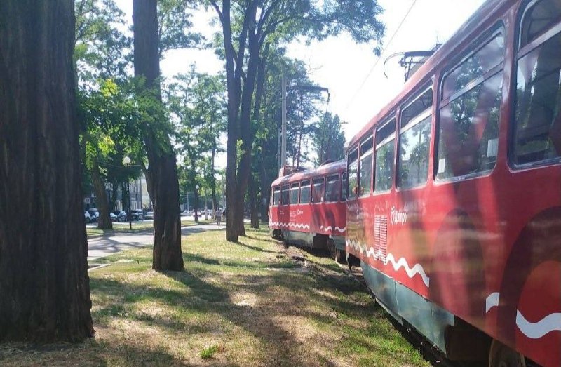В Днепре напротив парка Глобы трамвай №1 сошел с рельсов - рис. 1