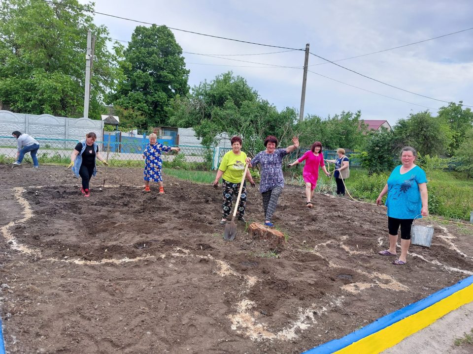 В Днепропетровской области начали высаживать Аллеи героев - рис. 4
