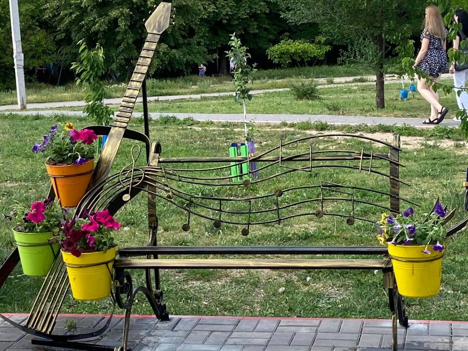 В одном из парков Кривого Рога появился музыкальный уголок - рис. 2