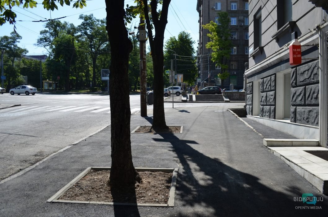 Тактильная плитка и асфальт: в центре Днепра модернизировали пешеходный переход (Фото) - рис. 4