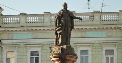 Украинцы поддержали замену памятника Екатерине II на монумент порноактеру - рис. 16