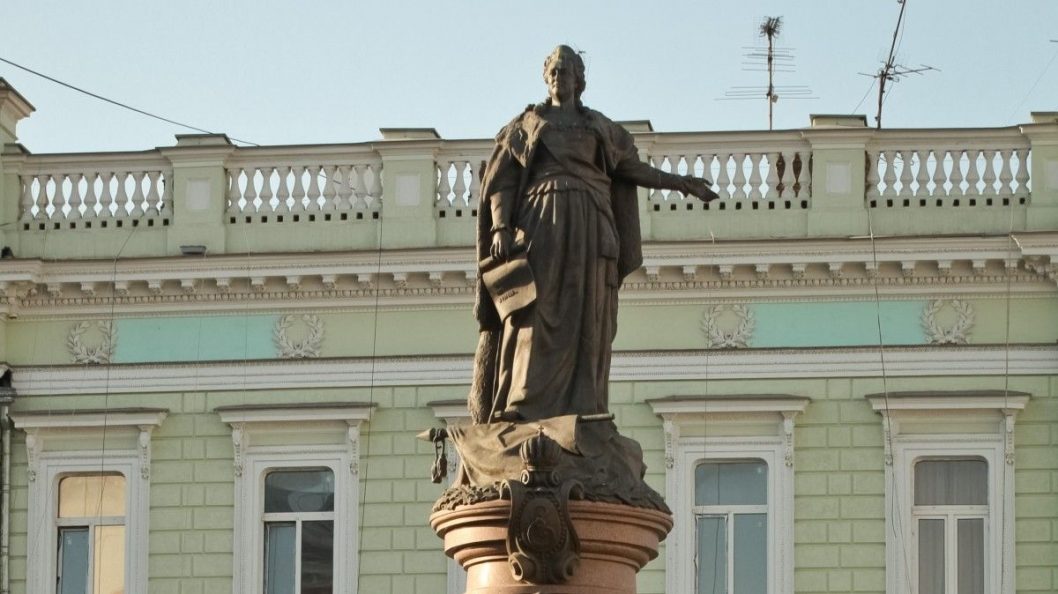 Украинцы поддержали замену памятника Екатерине II на монумент порноактеру - рис. 1