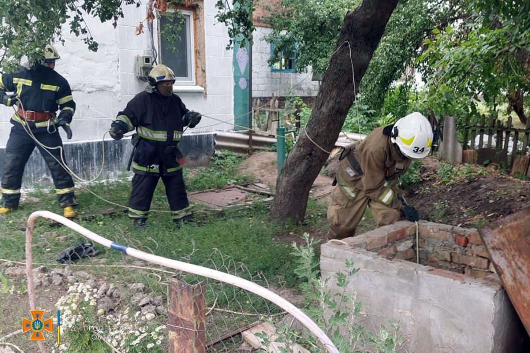 На Днепропетровщине сотрудники ГСЧС спасли женщину, упавшую в собственный колодец - рис. 3