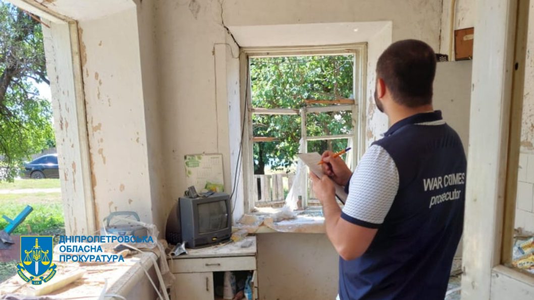 Наслідки ворожого обстрілу Нікополя: пошкоджений порт, будинки, постраждала жінка - рис. 2
