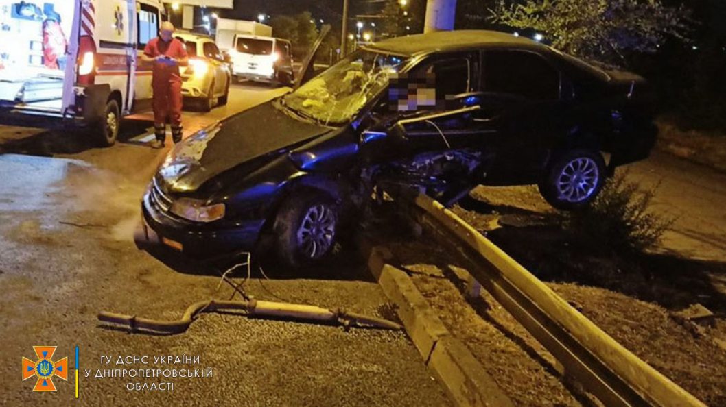 Ночное ДТП на Набережной Заводской в Днепре: водителя вырезали из поврежденного автомобиля - рис. 2