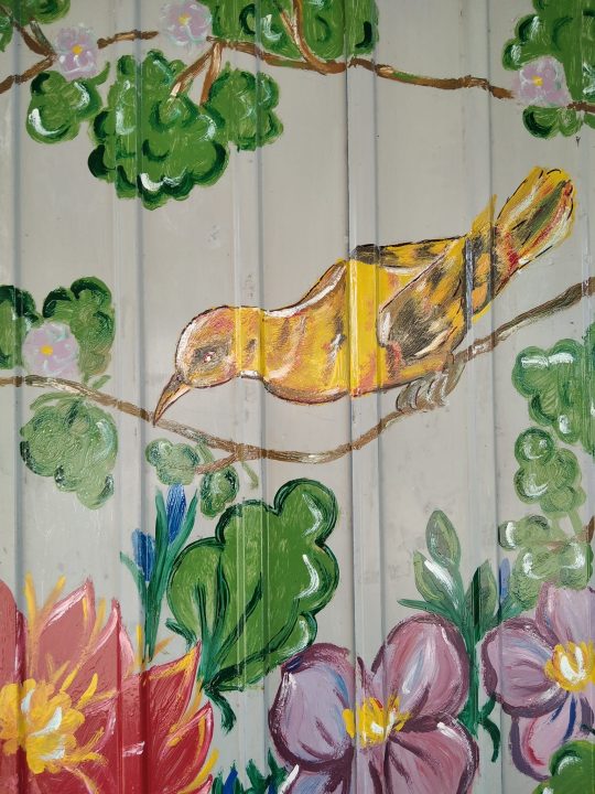 Цветы, бабочки и птицы: на Днепропетровщине девочка превратила остановку в артобъект - рис. 4
