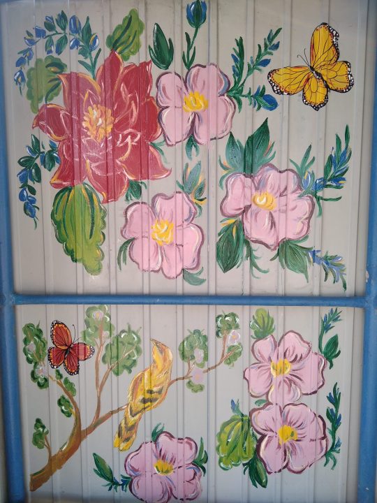 Цветы, бабочки и птицы: на Днепропетровщине девочка превратила остановку в артобъект - рис. 5