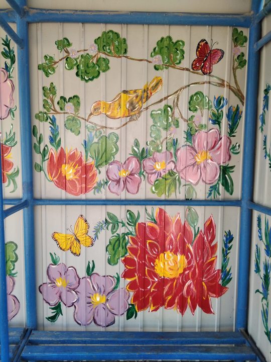 Цветы, бабочки и птицы: на Днепропетровщине девочка превратила остановку в артобъект - рис. 7