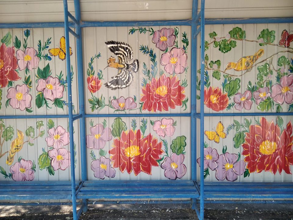 Цветы, бабочки и птицы: на Днепропетровщине девочка превратила остановку в артобъект - рис. 1
