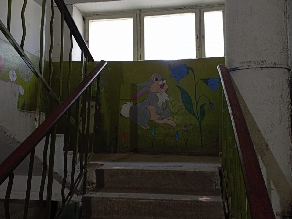 На Дніпропетровщині у під'їзді багатоповерхівки з'явився мальовничий мурал - рис. 2