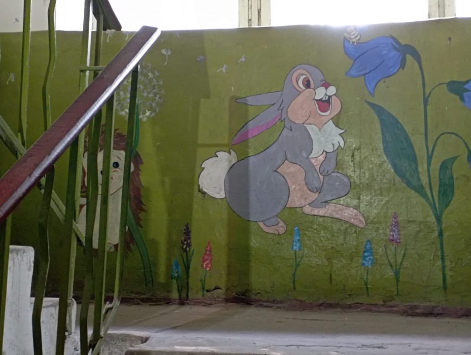 На Дніпропетровщині у під'їзді багатоповерхівки з'явився мальовничий мурал - рис. 1