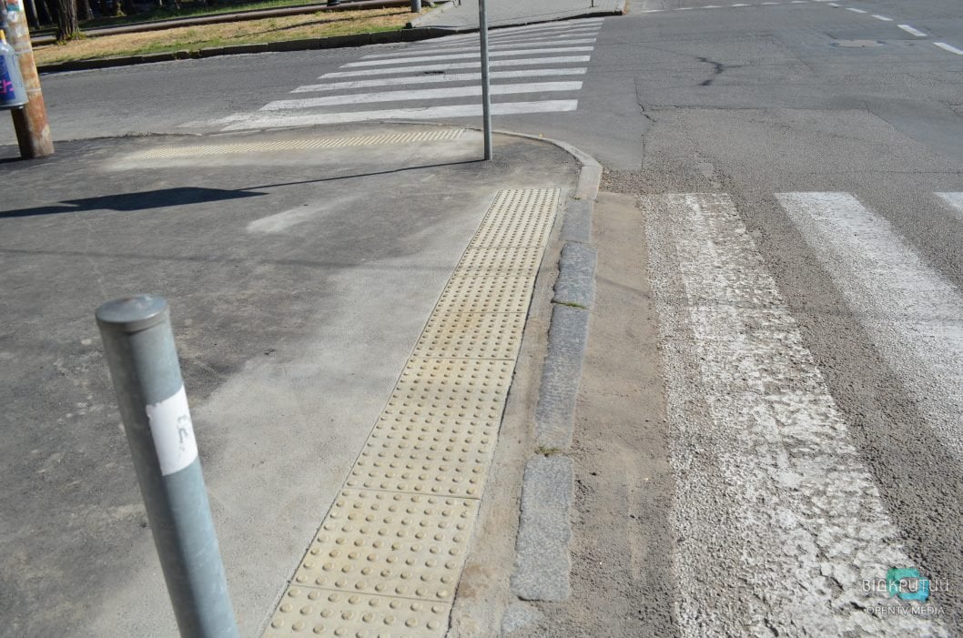 Тактильна плитка та асфальт: у центрі Дніпра модернізували пішохідний перехід (Фото) - рис. 2