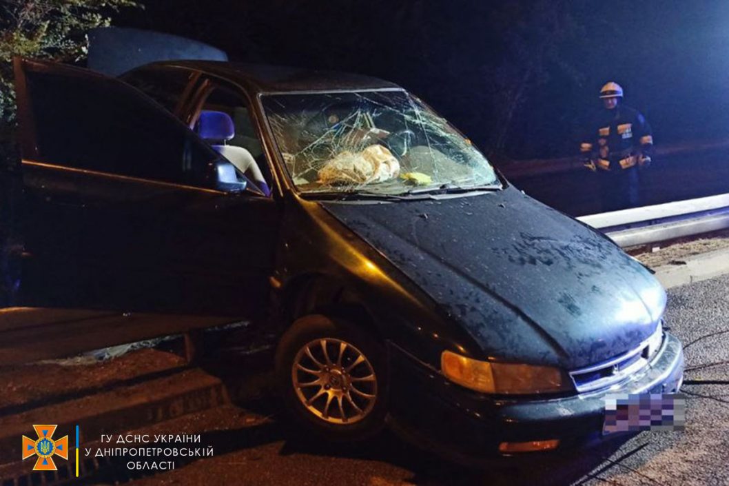 Ночное ДТП на Набережной Заводской в Днепре: водителя вырезали из поврежденного автомобиля - рис. 3