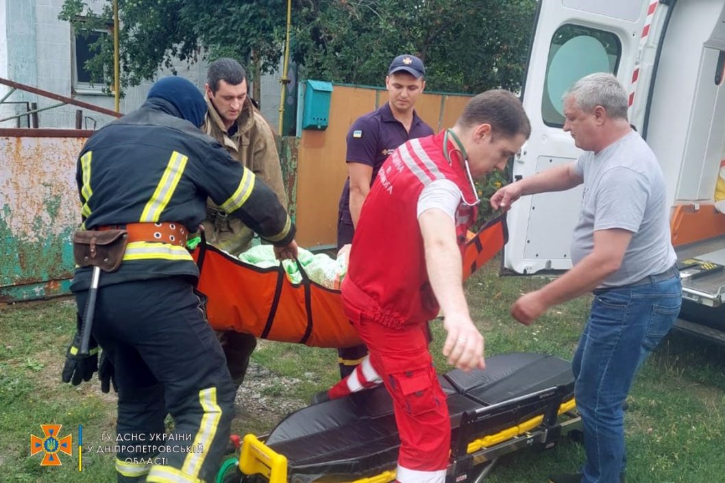 На Днепропетровщине сотрудники ГСЧС спасли женщину, упавшую в собственный колодец - рис. 1