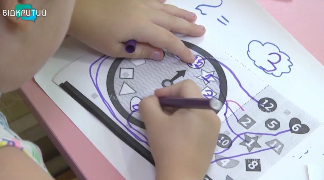 В Днепре для детей-переселенцев проводят бесплатные занятия с репетиторами - рис. 1