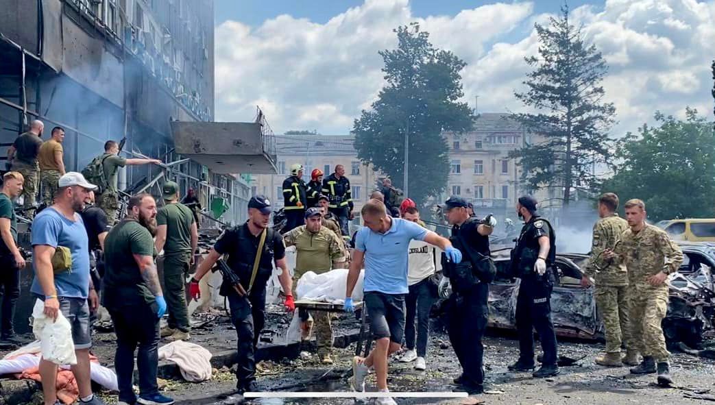 20 загиблих, з них 3 дітей: нові подробиці ракетного удару по центру Вінниці - рис. 4