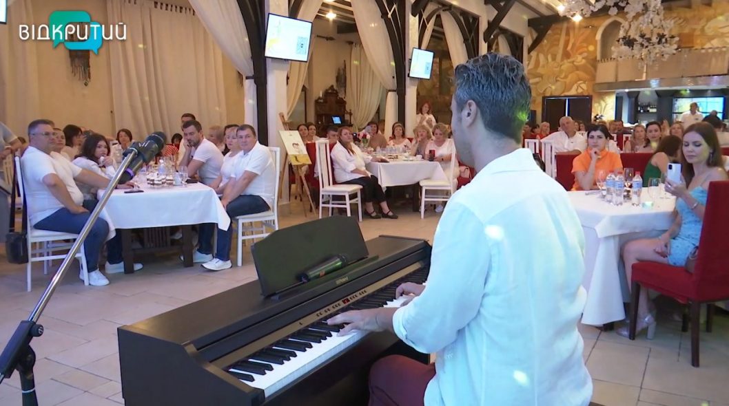 В Днепре прошел благотворительный вечер со всемирно известным пианистом Евгением Хмарой (Видео) - рис. 1