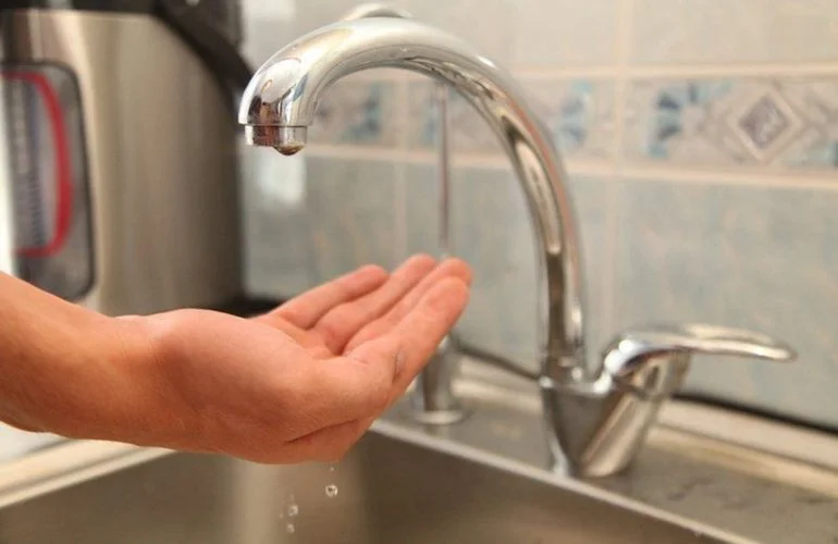 Зробіть запаси питної води: у Дніпрі відновлюватимуть водогін, пошкоджений внаслідок ракетного удару - рис. 1