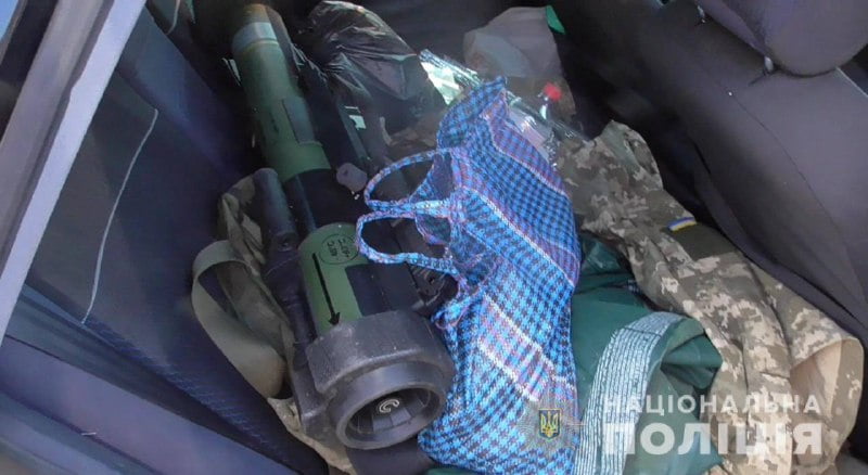 На одному з блокпостів Дніпропетровщини з автомобіля вилучили зброю та боєприпаси - рис. 1